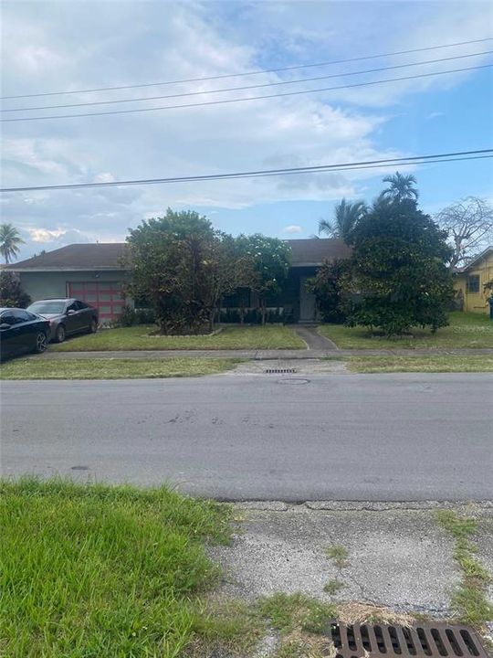 Vendido Recientemente: $430,000 (4 camas, 2 baños, 2300 Pies cuadrados)