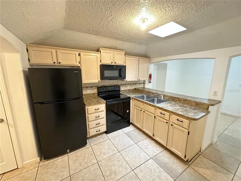 Recently Rented: $1,695 (3 beds, 2 baths, 1029 Square Feet)