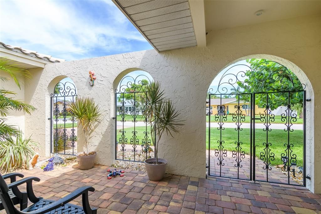 Recently Sold: $925,000 (4 beds, 2 baths, 2006 Square Feet)