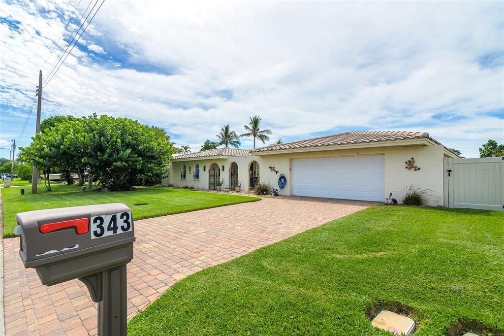 Recently Sold: $925,000 (4 beds, 2 baths, 2006 Square Feet)