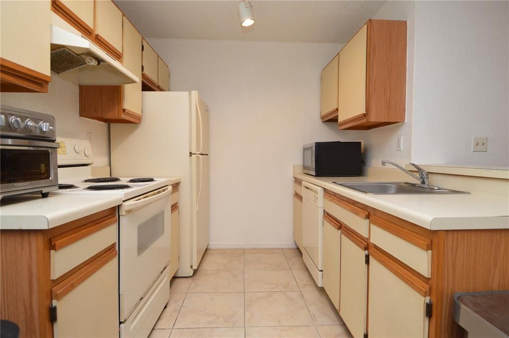 Active With Contract: $125,000 (1 beds, 1 baths, 729 Square Feet)