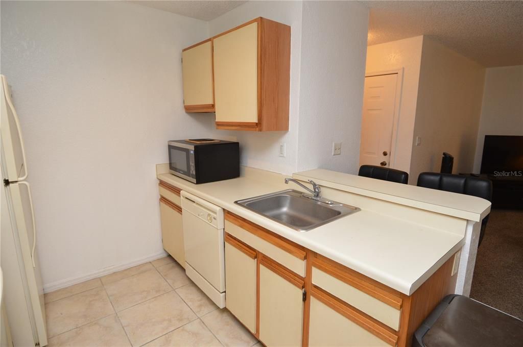 Active With Contract: $125,000 (1 beds, 1 baths, 729 Square Feet)