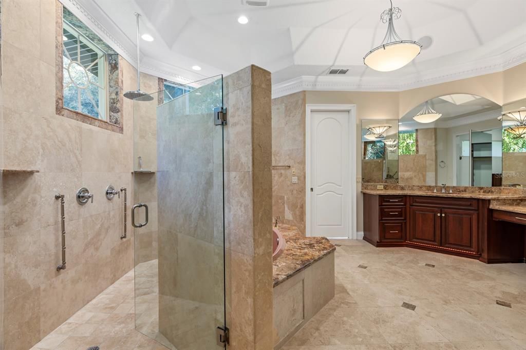 最近售出: $1,800,000 (5 贝兹, 3 浴室, 3854 平方英尺)