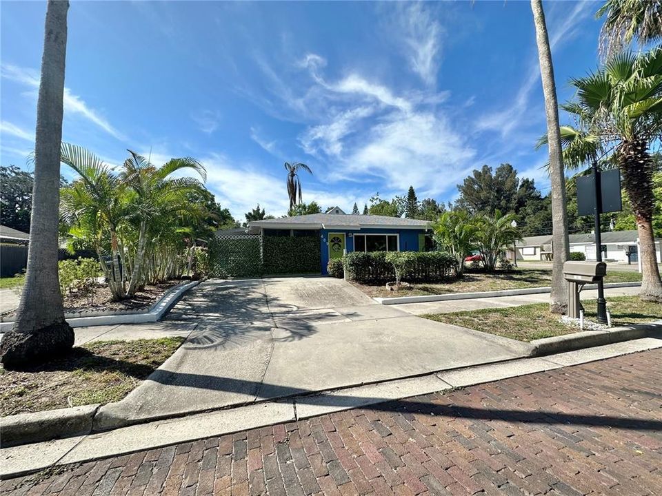 Recently Sold: $550,000 (2 beds, 2 baths, 926 Square Feet)