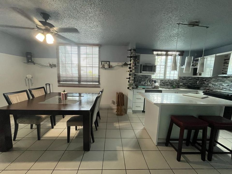 Vendido Recientemente: $349,000 (3 camas, 2 baños, 2015 Pies cuadrados)