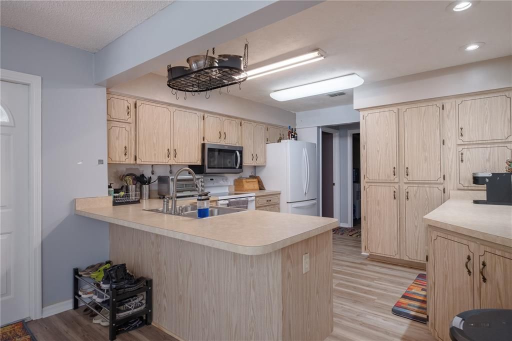 Recently Sold: $375,000 (3 beds, 2 baths, 2482 Square Feet)