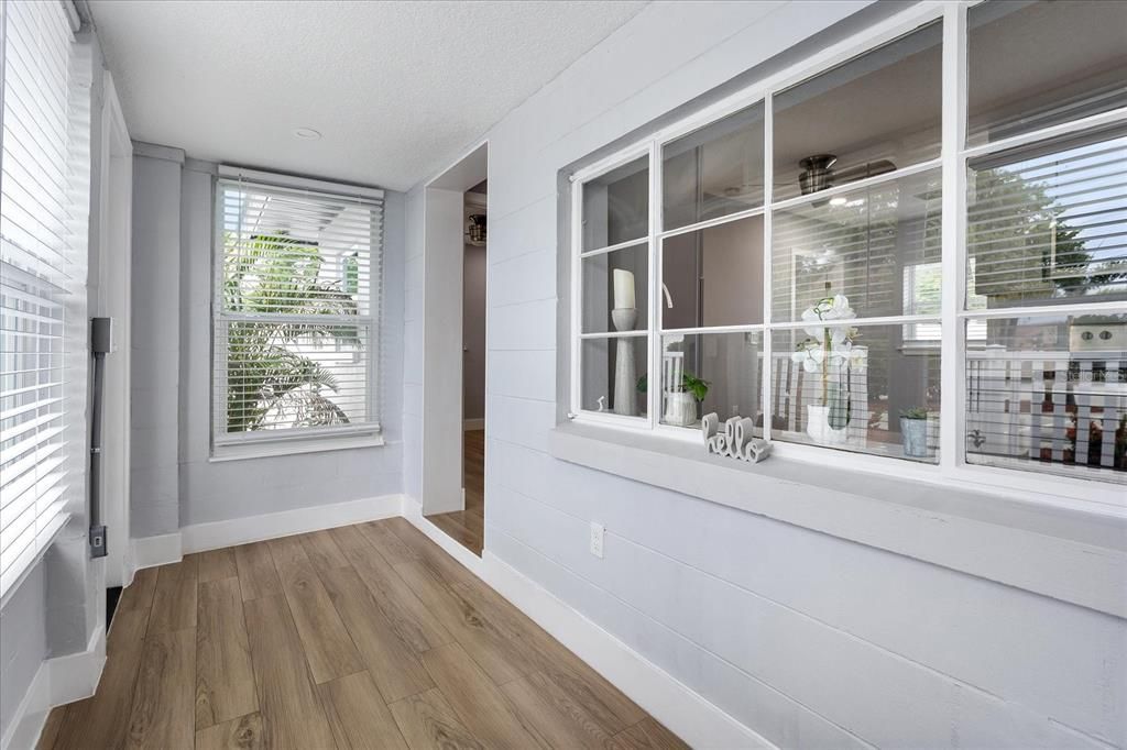 Active With Contract: $1,850 (2 beds, 1 baths, 836 Square Feet)