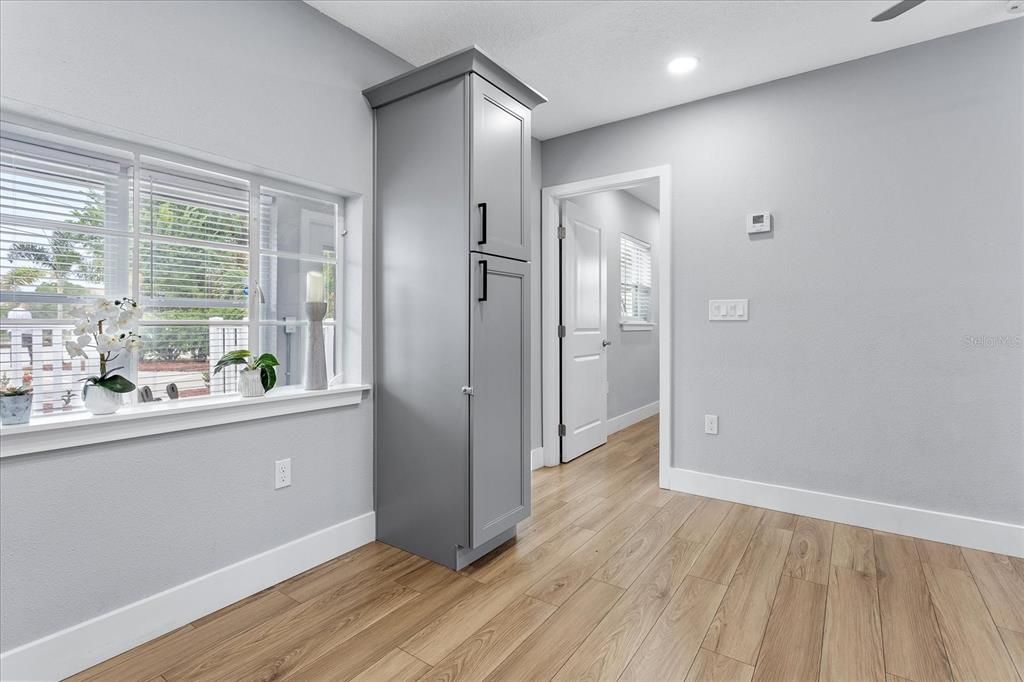 Active With Contract: $1,850 (2 beds, 1 baths, 836 Square Feet)