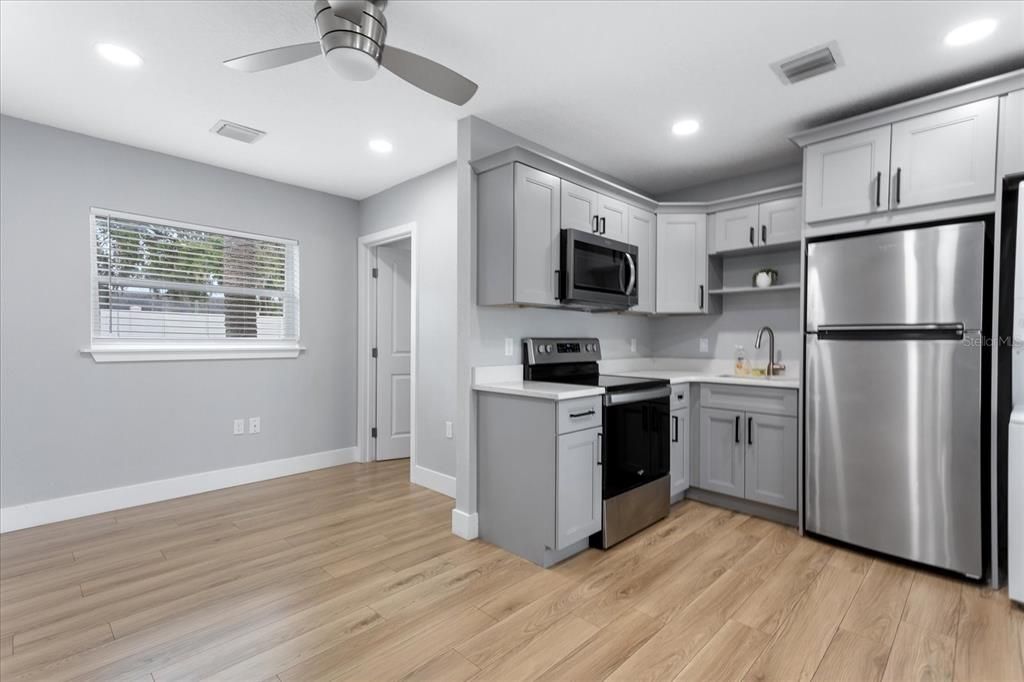 Active With Contract: $1,850 (2 beds, 1 baths, 836 Square Feet)