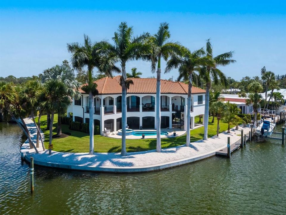 Recently Sold: $2,550,000 (3 beds, 2 baths, 2718 Square Feet)