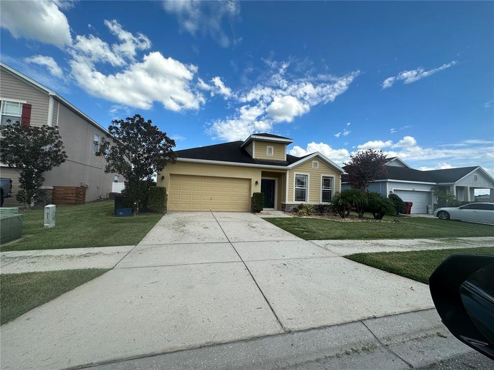 Recently Rented: $2,600 (4 beds, 2 baths, 1976 Square Feet)