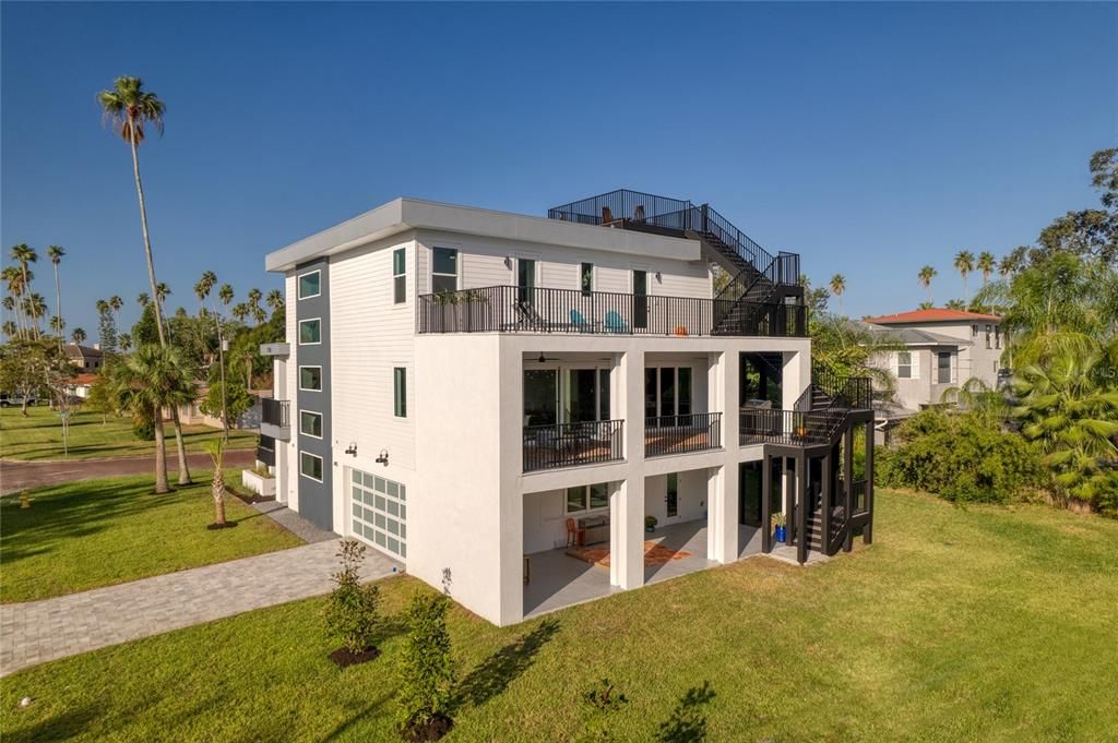Recently Sold: $2,299,000 (4 beds, 3 baths, 3318 Square Feet)