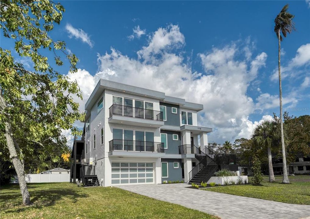 Recently Sold: $2,299,000 (4 beds, 3 baths, 3318 Square Feet)