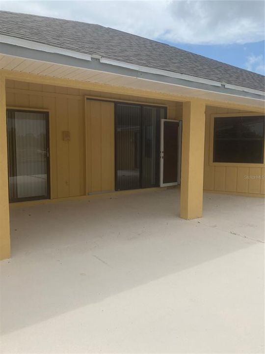 Active With Contract: $1,900 (3 beds, 2 baths, 2374 Square Feet)