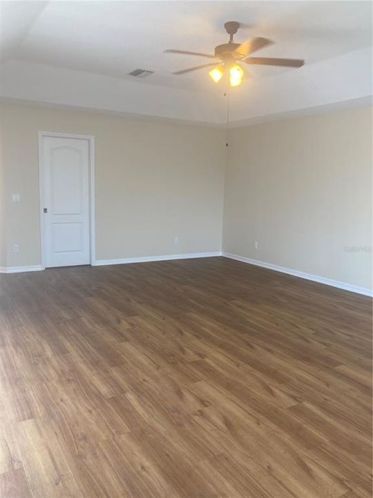 Active With Contract: $1,900 (3 beds, 2 baths, 2374 Square Feet)