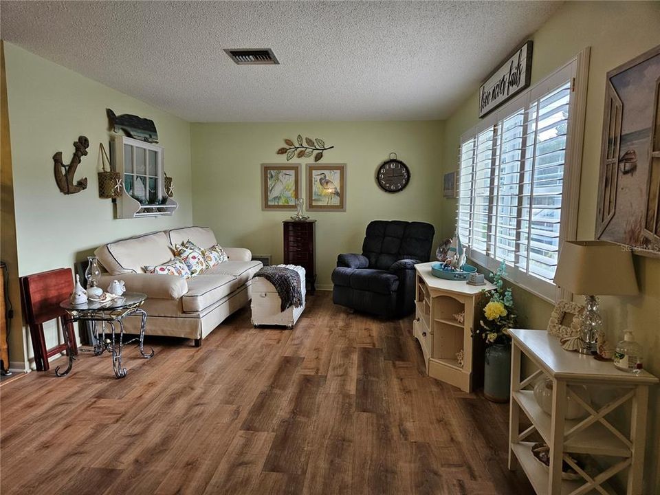 Recently Sold: $285,000 (2 beds, 2 baths, 1402 Square Feet)