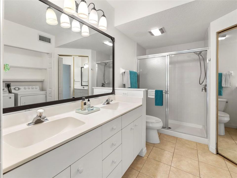 Master ensuite with walk- in closet & laundry closet