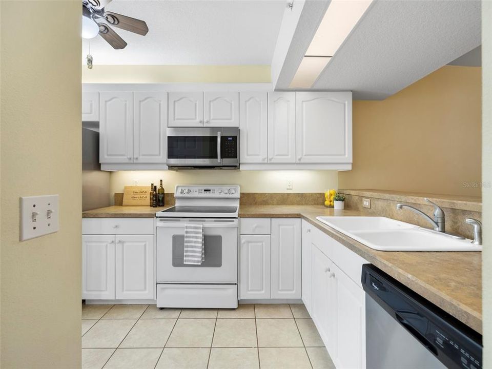 Full size kitchen with breakfast bar, under cabinet lighting