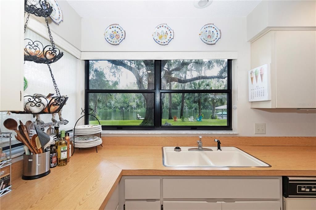 Recently Sold: $850,000 (2 beds, 2 baths, 1296 Square Feet)