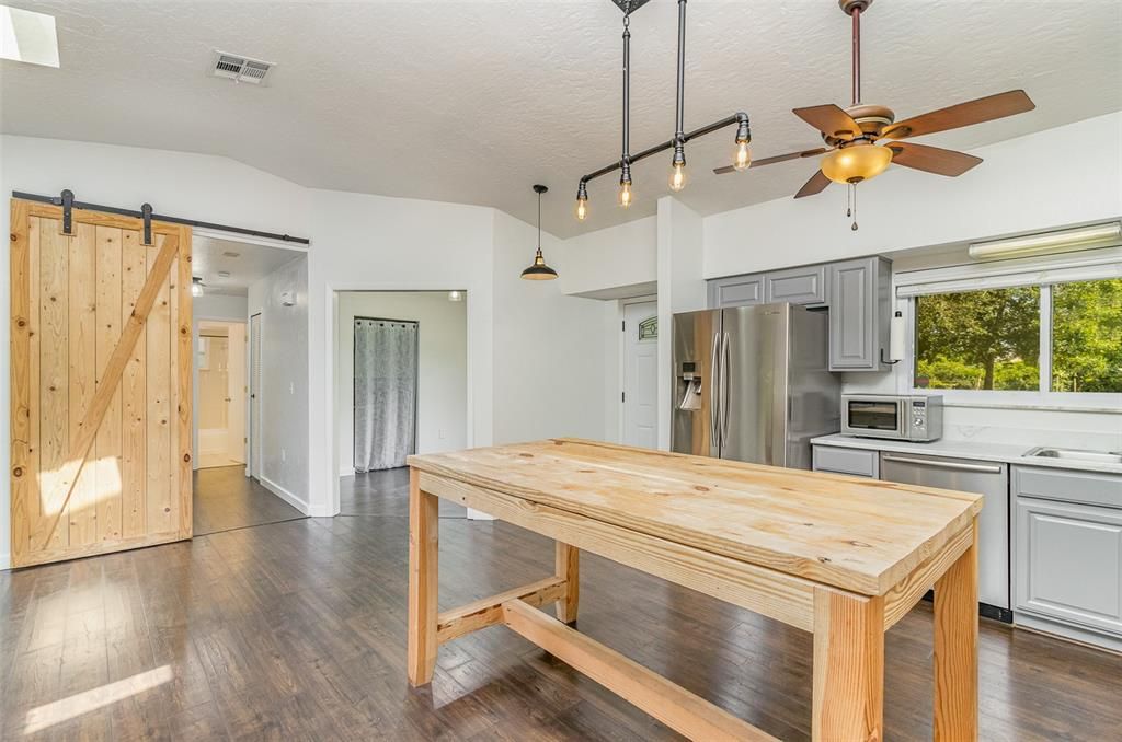 Recently Sold: $445,000 (3 beds, 2 baths, 1474 Square Feet)