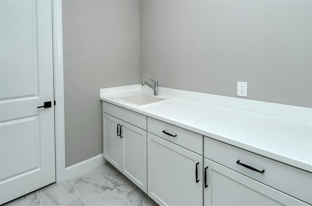 Folding area and sink in Laundry