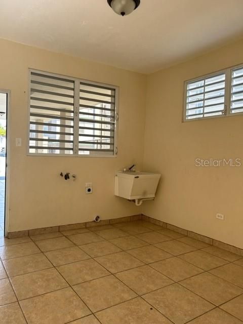 Vendido Recientemente: $180,000 (3 camas, 2 baños, 1221 Pies cuadrados)