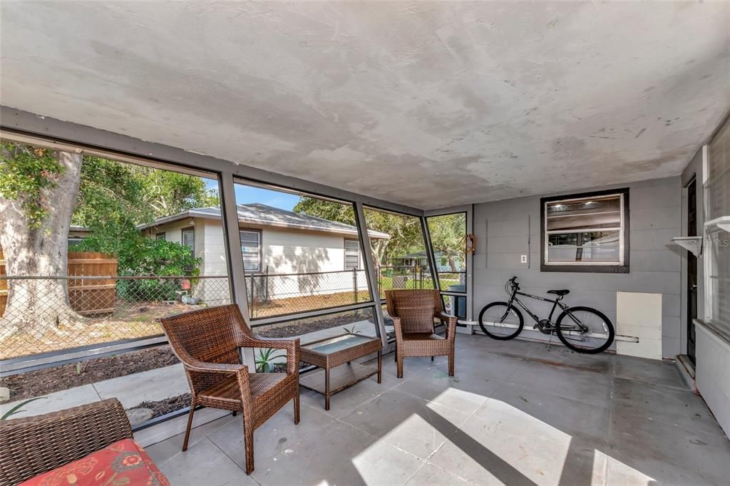 Recently Sold: $349,900 (3 beds, 1 baths, 1328 Square Feet)
