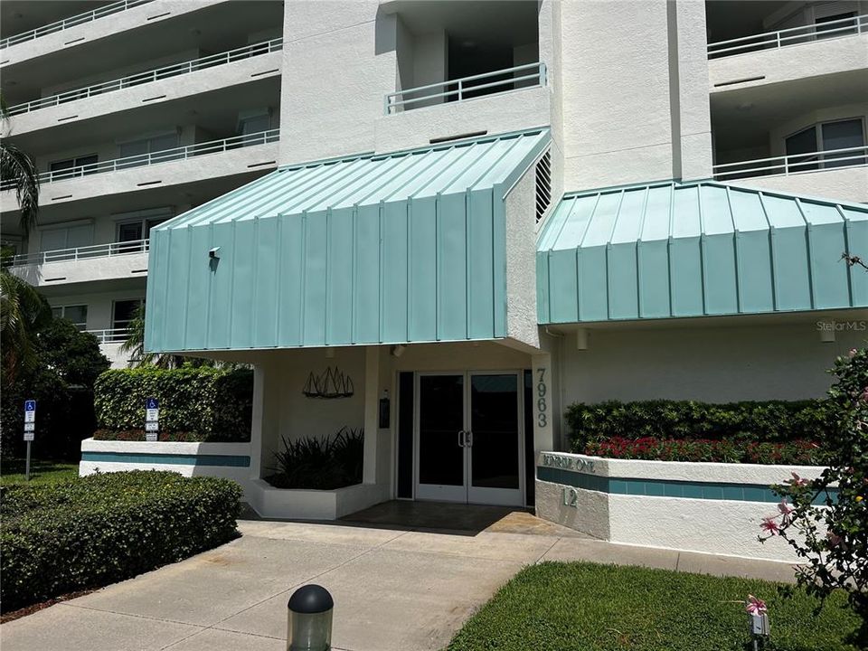 Recently Sold: $450,000 (1 beds, 2 baths, 980 Square Feet)