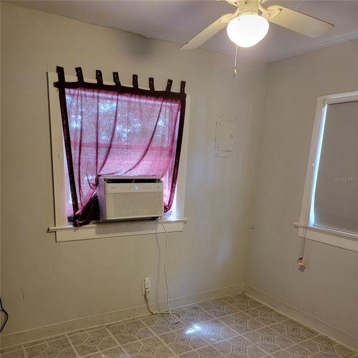 Recently Rented: $1,095 (3 beds, 1 baths, 824 Square Feet)