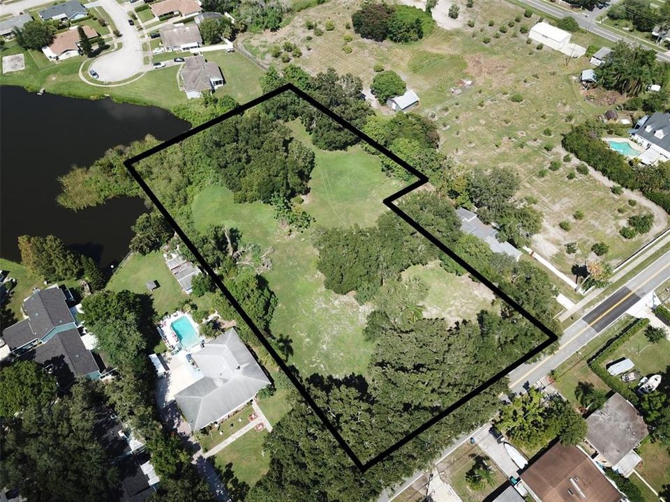 На продажу: $1,250,000 (2.31 acres)