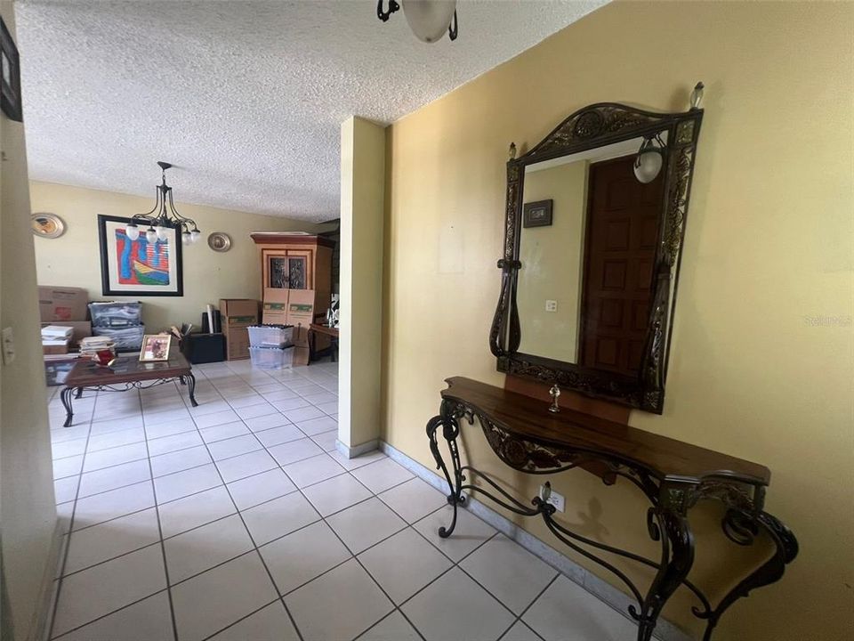 Vendido Recientemente: $552,500 (4 camas, 2 baños, 3000 Pies cuadrados)