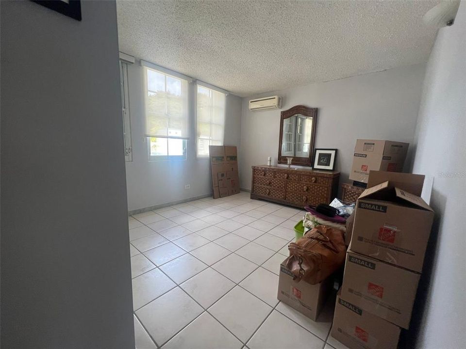 Vendido Recientemente: $552,500 (4 camas, 2 baños, 3000 Pies cuadrados)