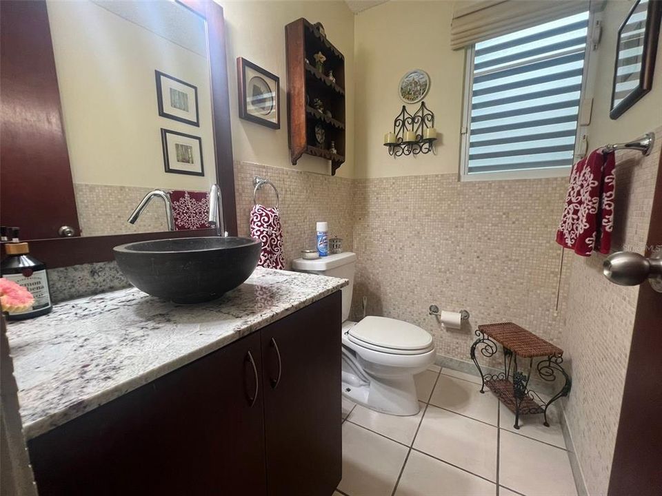 Vendido Recientemente: $552,500 (4 camas, 2 baños, 3000 Pies cuadrados)