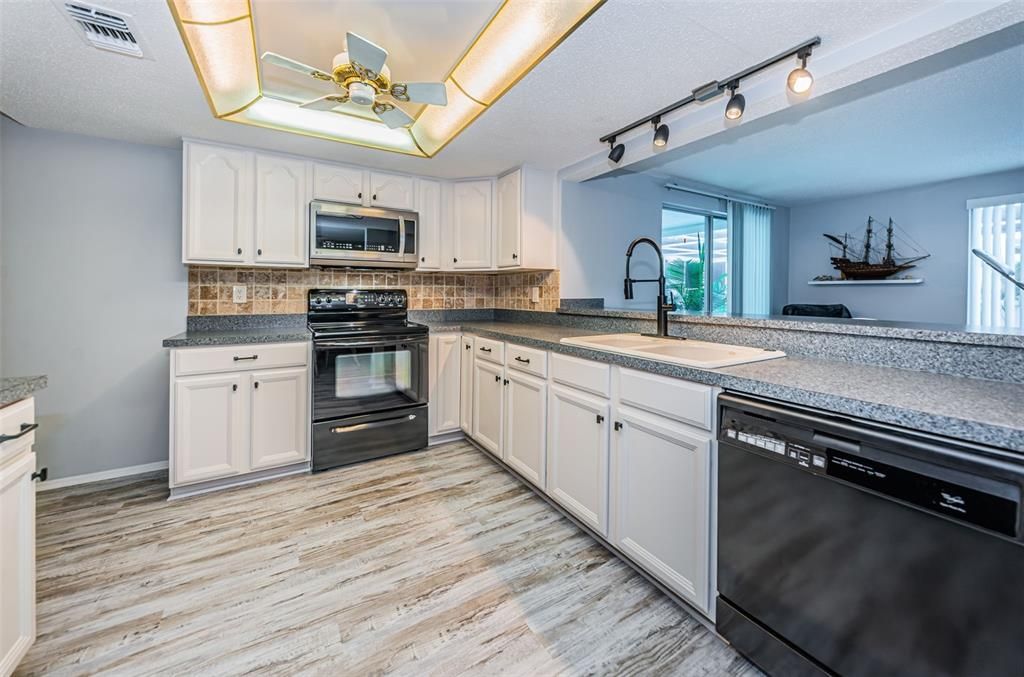 For Sale: $649,900 (2 beds, 2 baths, 1495 Square Feet)