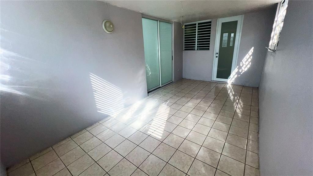 Vendido Recientemente: $175,000 (4 camas, 2 baños, 1300 Pies cuadrados)