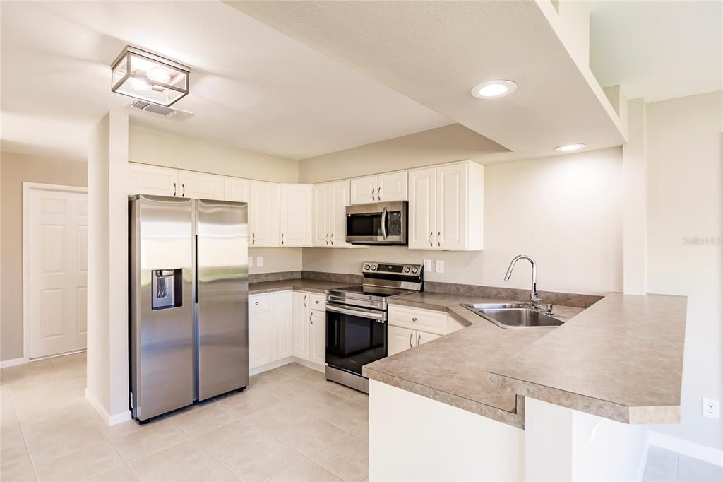 Active With Contract: $370,000 (3 beds, 2 baths, 1823 Square Feet)