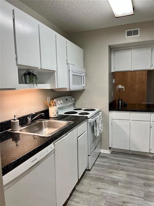 Recently Rented: $1,750 (2 beds, 2 baths, 962 Square Feet)