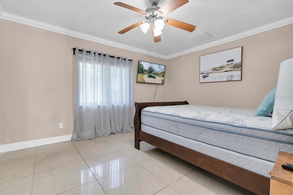 Activo con contrato: $699,000 (5 camas, 3 baños, 2606 Pies cuadrados)