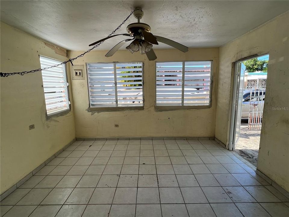 Vendido Recientemente: $68,900 (6 camas, 3 baños, 2200 Pies cuadrados)