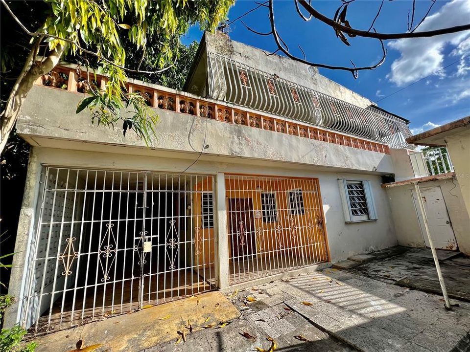 Vendido Recientemente: $68,900 (6 camas, 3 baños, 2200 Pies cuadrados)