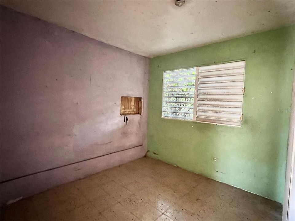 Vendido Recientemente: $68,900 (6 camas, 3 baños, 2200 Pies cuadrados)