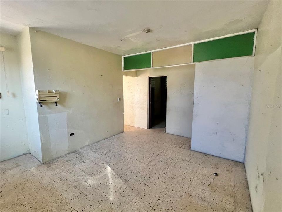 Vendido Recientemente: $68,900 (6 camas, 3 baños, 2200 Pies cuadrados)