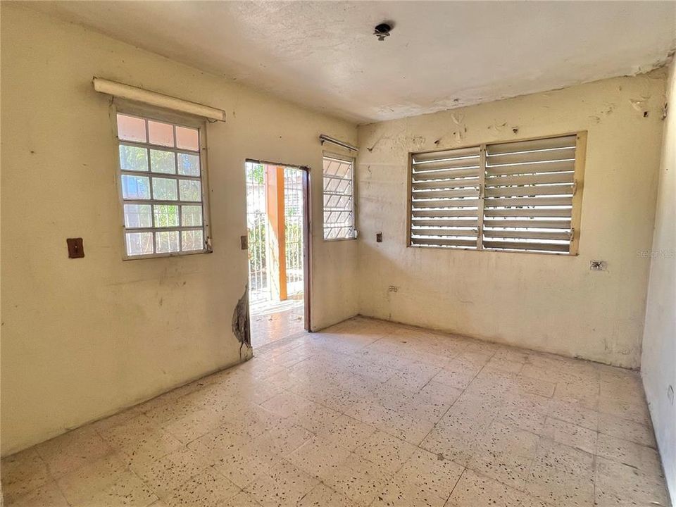 Vendido Recientemente: $68,900 (6 camas, 3 baños, 2200 Pies cuadrados)