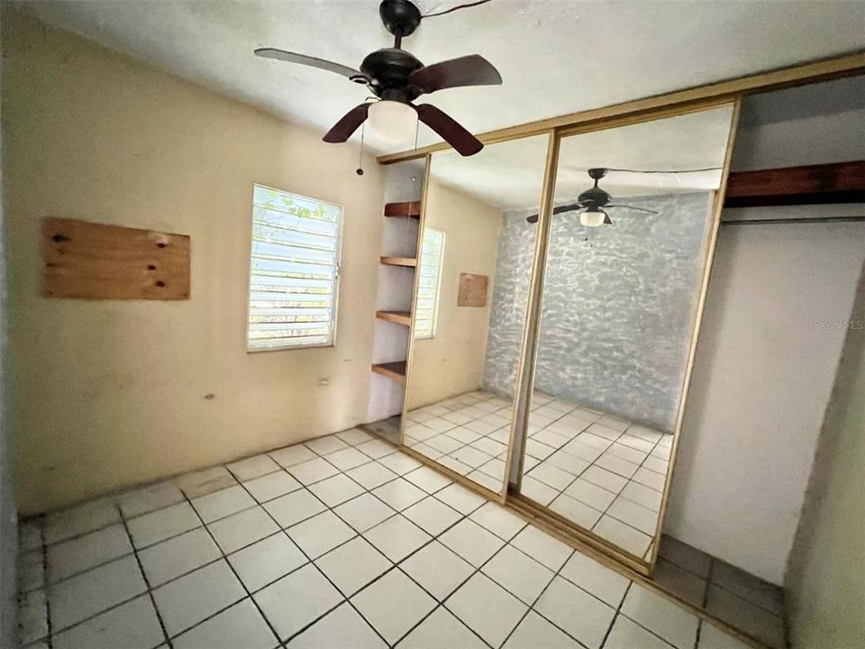 Vendido Recientemente: $68,900 (6 camas, 3 baños, 2200 Pies cuadrados)