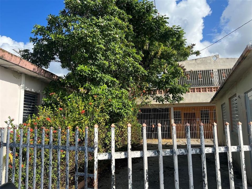 Vendido Recientemente: $68,900 (6 camas, 3 baños, 2200 Pies cuadrados)