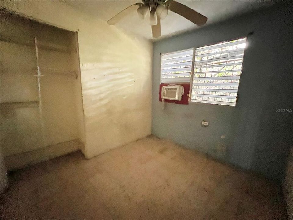 Vendido Recientemente: $68,900 (6 camas, 3 baños, 2200 Pies cuadrados)