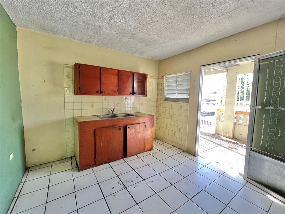 Vendido Recientemente: $68,900 (6 camas, 3 baños, 2200 Pies cuadrados)