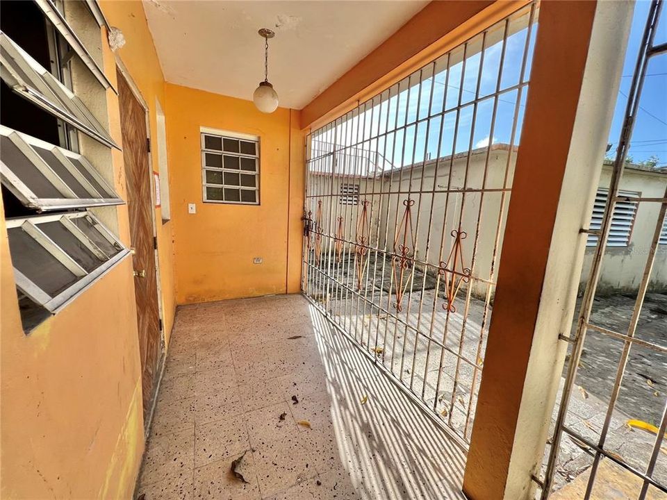 Vendido Recientemente: $68,900 (6 camas, 3 baños, 2200 Pies cuadrados)