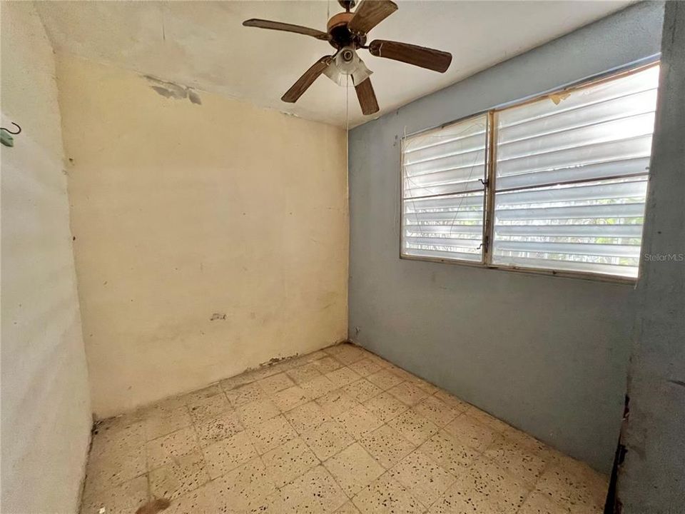 Vendido Recientemente: $68,900 (6 camas, 3 baños, 2200 Pies cuadrados)