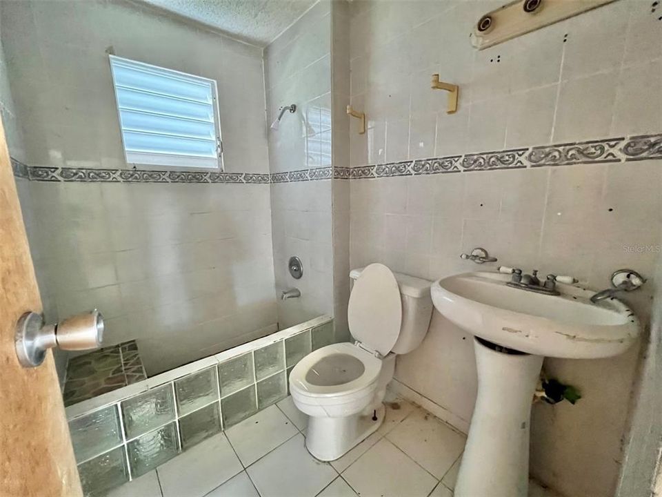 Vendido Recientemente: $68,900 (6 camas, 3 baños, 2200 Pies cuadrados)